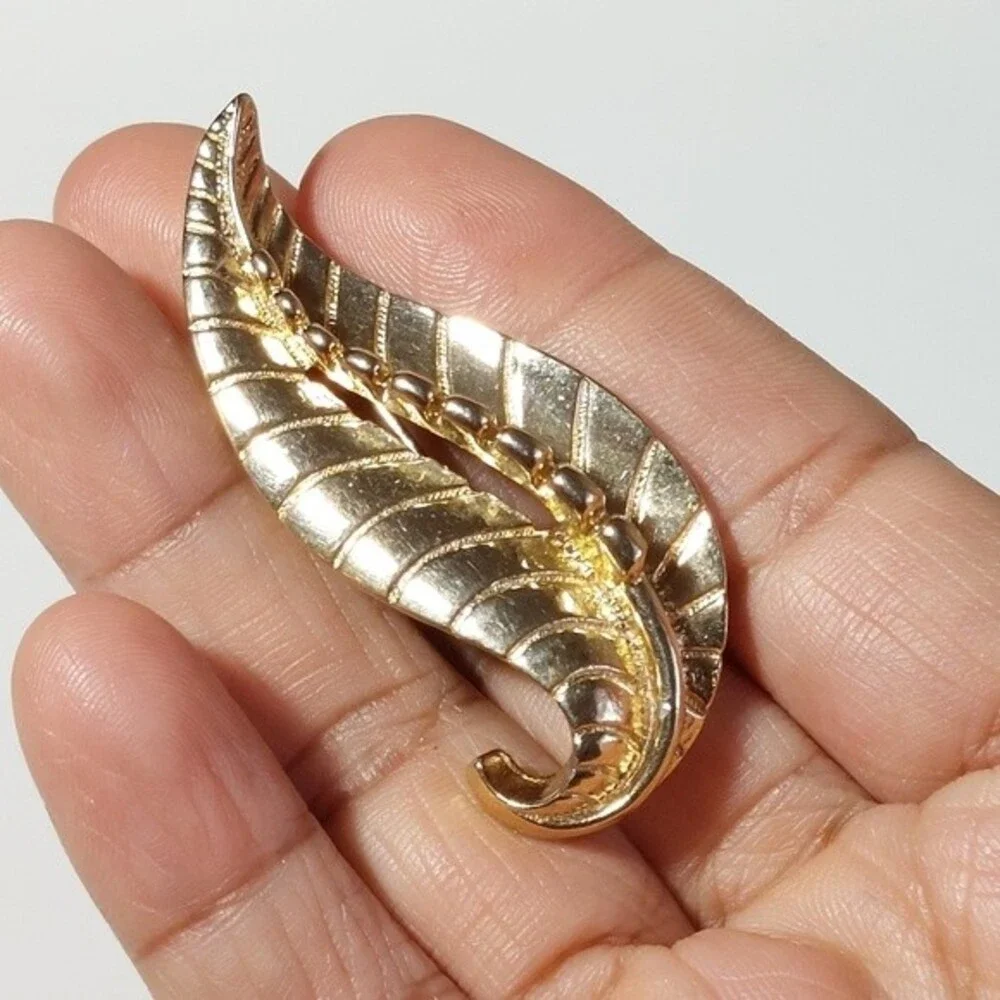 Vintage Sarah Coventry Art Nouveau Intricate Gold Tone Leaf Brooch Pin - Picture 1 of 5